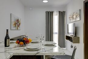 Chic 2BR Penthouse Steps From the Promenade