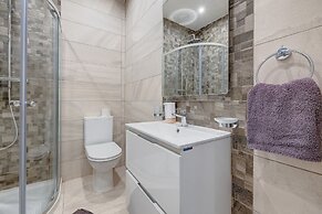 Modern 1BR Apartment, Central Location