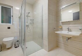 Chic 2BR Apartment, Ideal Location