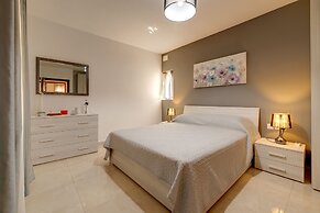 Stylish, Bright and Airy Apart in Central Bugibba