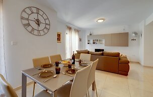 Stylish, Bright and Airy Apart in Central Bugibba