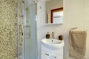 Stylish, Bright and Airy Apart in Central Bugibba