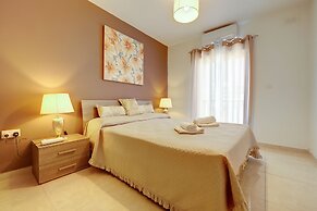 Stylish, Bright and Airy Apart in Central Bugibba