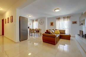Stylish, Bright and Airy Apart in Central Bugibba