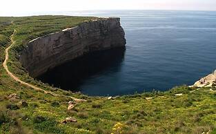 Stylish, Bright and Airy Apart in Central Bugibba