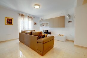 Stylish, Bright and Airy Apart in Central Bugibba