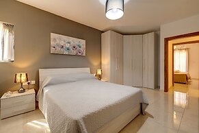 Stylish, Bright and Airy Apart in Central Bugibba