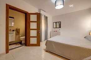 Stylish, Bright and Airy Apart in Central Bugibba