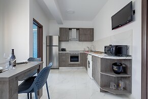 Idyllic Apartment Steps From the Promenade