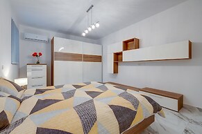 Cosy Apartment Steps to St George's Bay