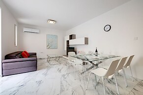 Cosy Apartment Steps to St George's Bay