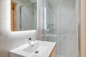 Cosy Apartment Steps to St George's Bay