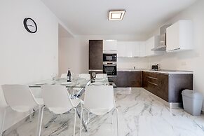 Cosy Apartment Steps to St George's Bay