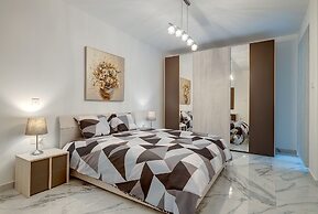 Cosy Apartment Steps to St George's Bay