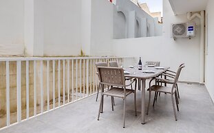 Cosy Apartment Steps to St George's Bay