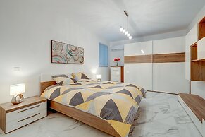 Cosy Apartment Steps to St George's Bay