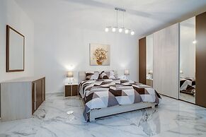 Cosy Apartment Steps to St George's Bay