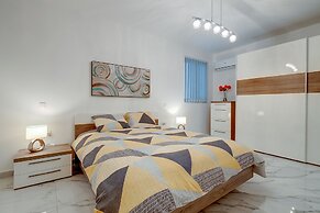 Cosy Apartment Steps to St George's Bay