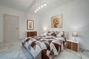 Cosy Apartment Steps to St George's Bay