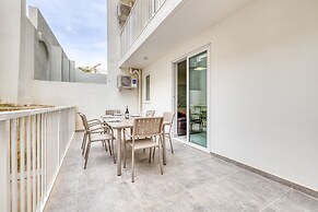 Cosy Apartment Steps to St George's Bay