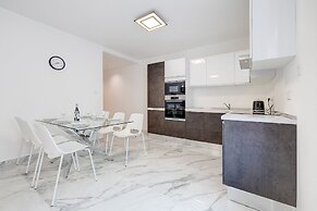 Cosy Apartment Steps to St George's Bay