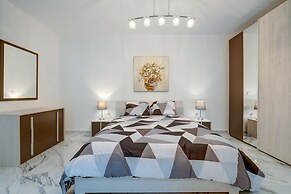 Cosy Apartment Steps to St George's Bay