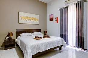 Cosy Apartment Steps From the Promenade