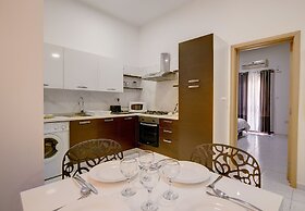 Cosy Apartment Steps From the Promenade