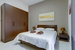 Cosy Apartment Steps From the Promenade