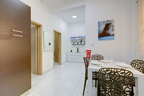 Cosy Apartment Steps From the Promenade