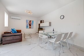Stylish 2BR Apartment in Central St Julians