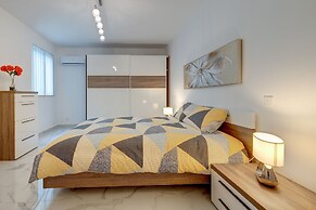 Stylish 2BR Apartment in Central St Julians