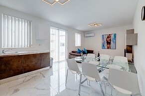 Stylish 2BR Apartment in Central St Julians