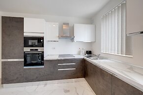 Stylish 2BR Apartment in Central St Julians