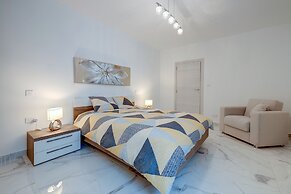 Stylish 2BR Apartment in Central St Julians