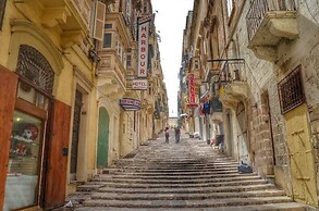 Stylish 2BR Apartment in Valletta