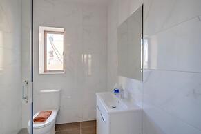 Chic 2BR Apartment, Ideal Location
