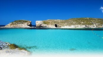 Chic 2BR Apartment, Ideal Location