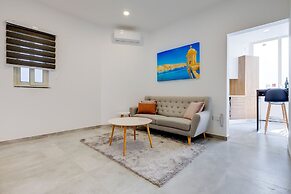 Perfect Location, Modern 2BR Apartment