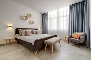 Perfect Location, Modern 2BR Apartment