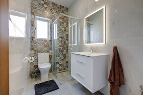 Perfect Location, Modern 2BR Apartment