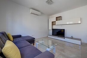 Modern 2BR Apartment in Central St Julian's