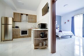 Modern 1BR Apartment Steps From the Promenade
