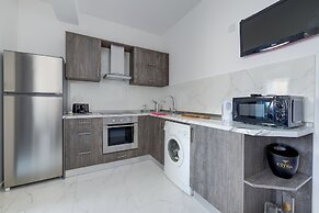 Modern 1BR Apartment Steps From the Promenade