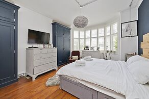 Stunning one Bedroom Flat With Large Terrace in Chiswick by Underthedo