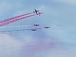 Beach Front 2-bed Apartment With Deck & BBQ