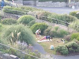 Beach Front 2-bed Apartment With Deck & BBQ