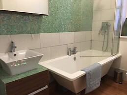 Beach Front 2-bed Apartment With Deck & BBQ