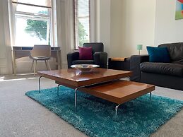 Beach Front 2-bed Apartment With Deck & BBQ