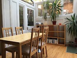 Beach Front 2-bed Apartment With Deck & BBQ